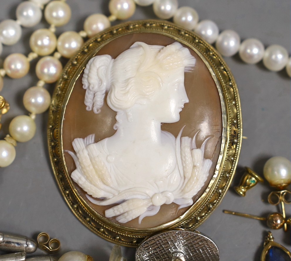 Sundry jewellery including a gilt white metal and gem set bracelet, a quartz set pendant, a 9ct gold - Image 2 of 5