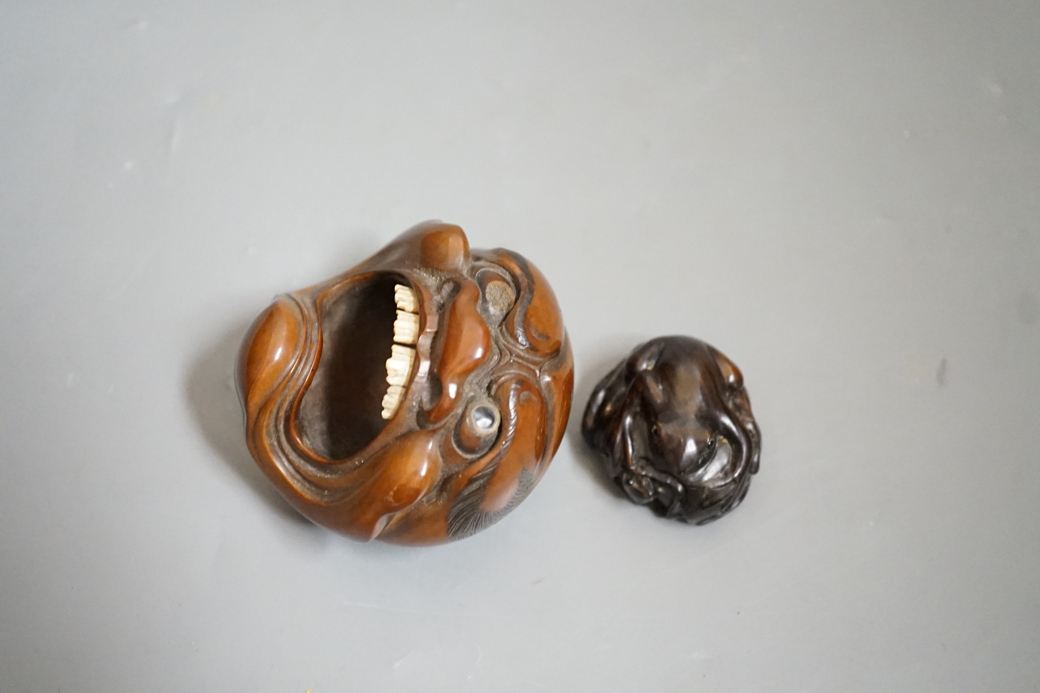 A Japanese mask nut carving wood carving, Meiji period and a netsuke of frogs, marks to bases, - Bild 3 aus 4