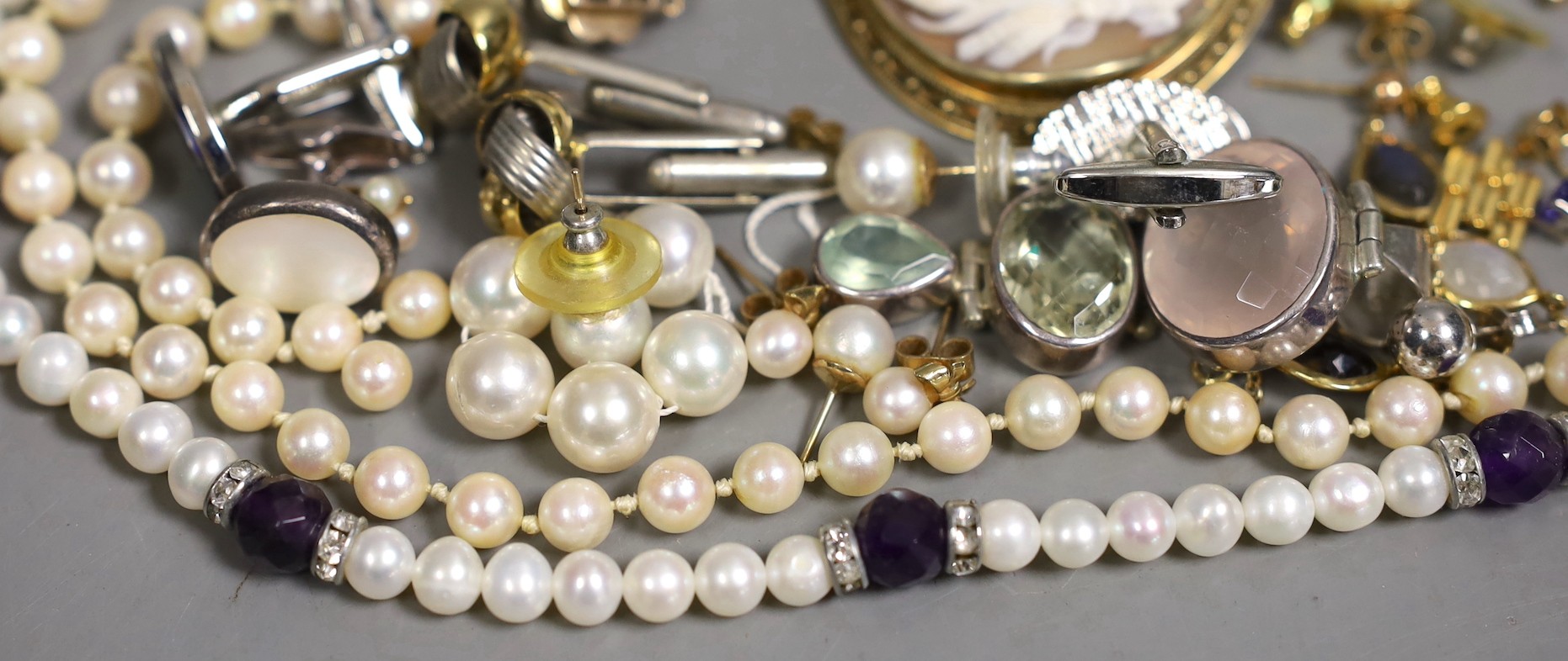 Sundry jewellery including a gilt white metal and gem set bracelet, a quartz set pendant, a 9ct gold - Image 3 of 5