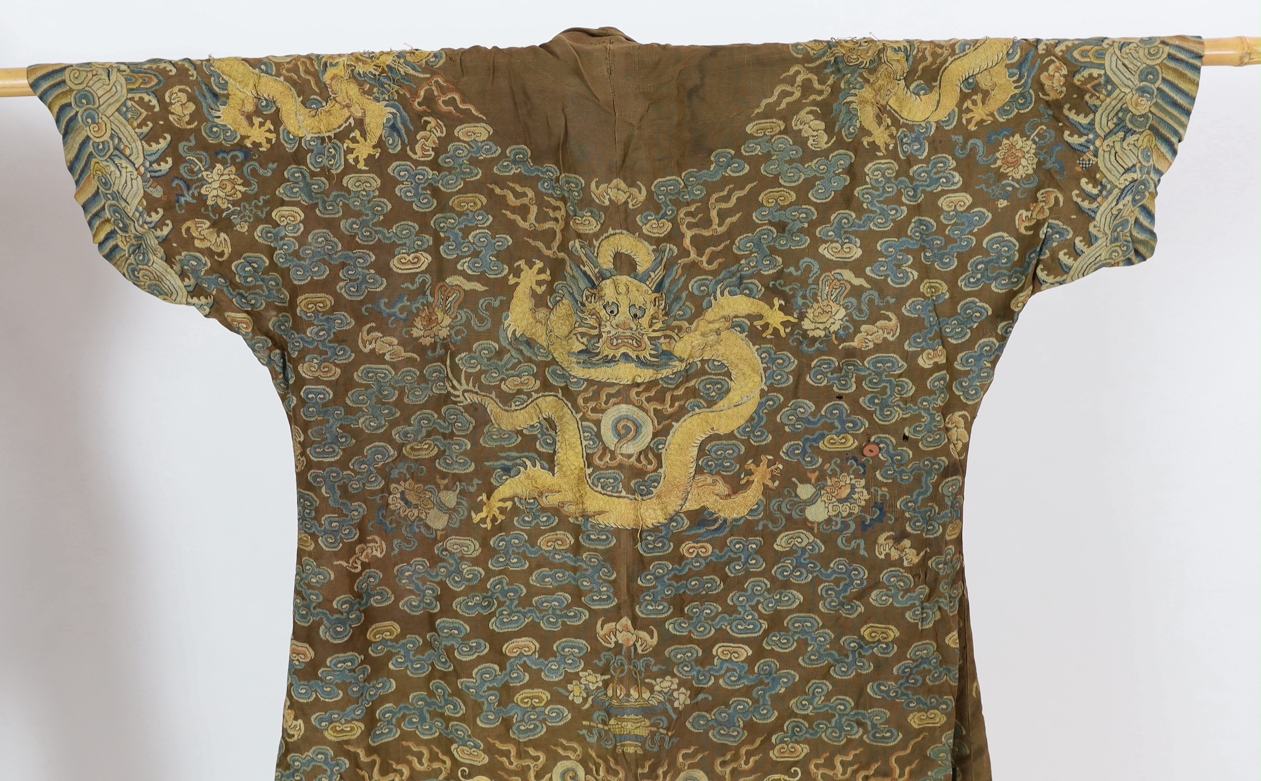 A Chinese embroidered silk and kesi gauze ’dragon’ summer robe, late Qing dynasty, - Image 5 of 6