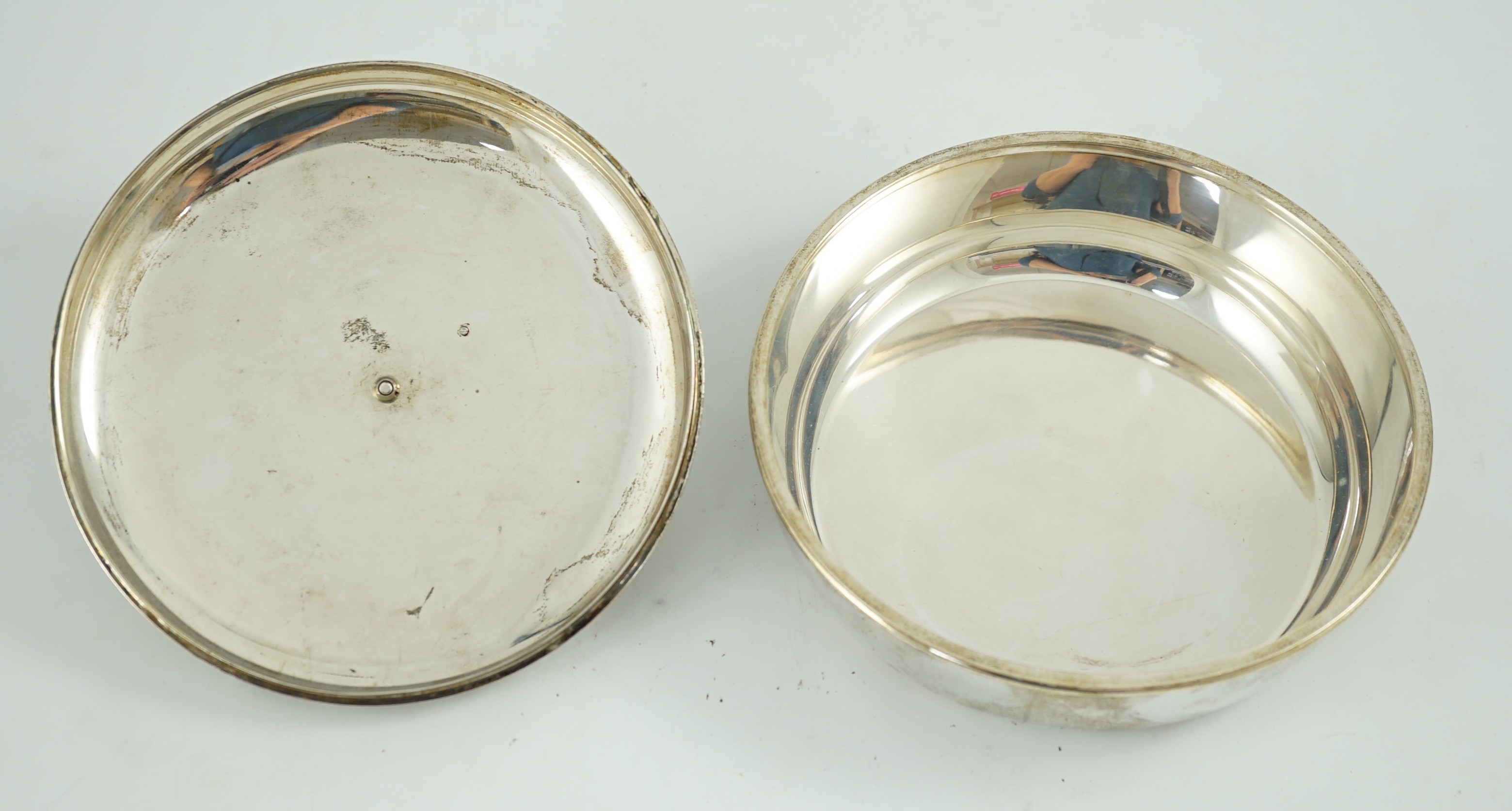 A 20th century French Emile Puiforcat for Cartier 950 standard silver bowl and cover, with - Image 4 of 5