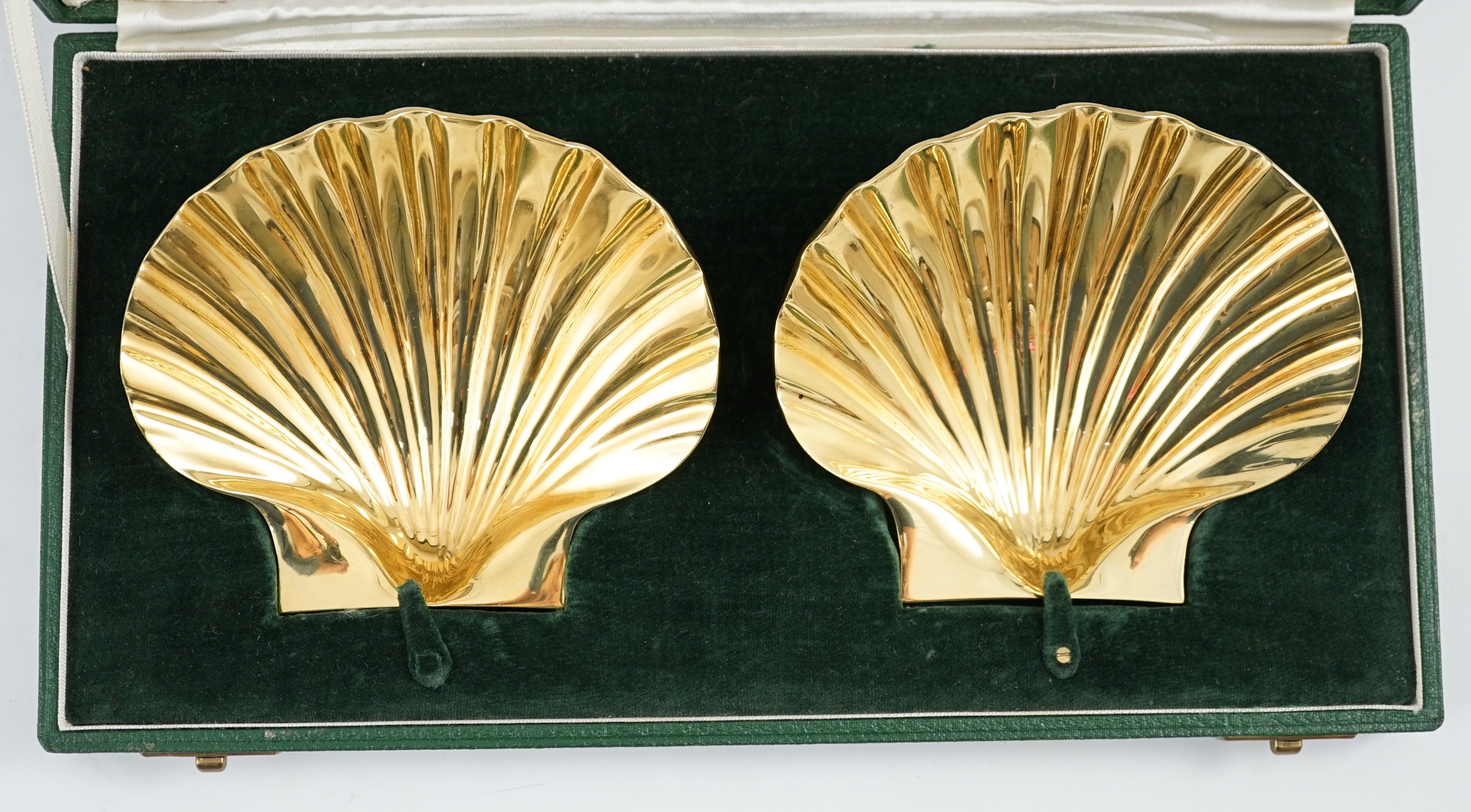 A cased pair of Elizabeth II silver gilt scallop shell butter dishes by Collingwood & Co, on shell - Image 3 of 7