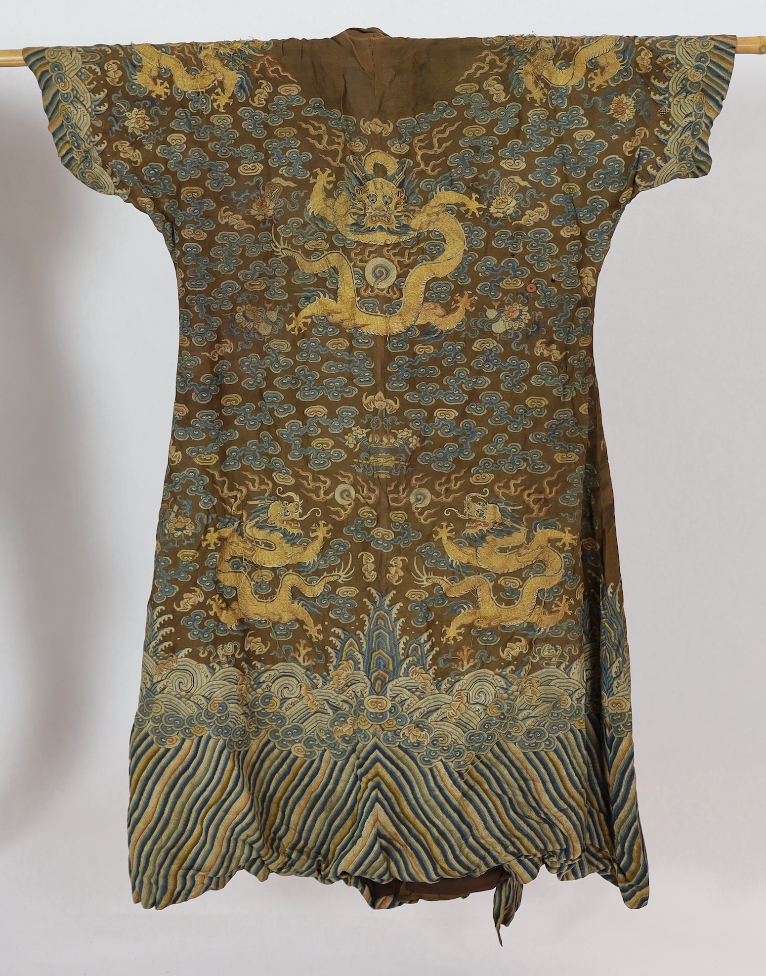 A Chinese embroidered silk and kesi gauze ’dragon’ summer robe, late Qing dynasty, - Image 4 of 6