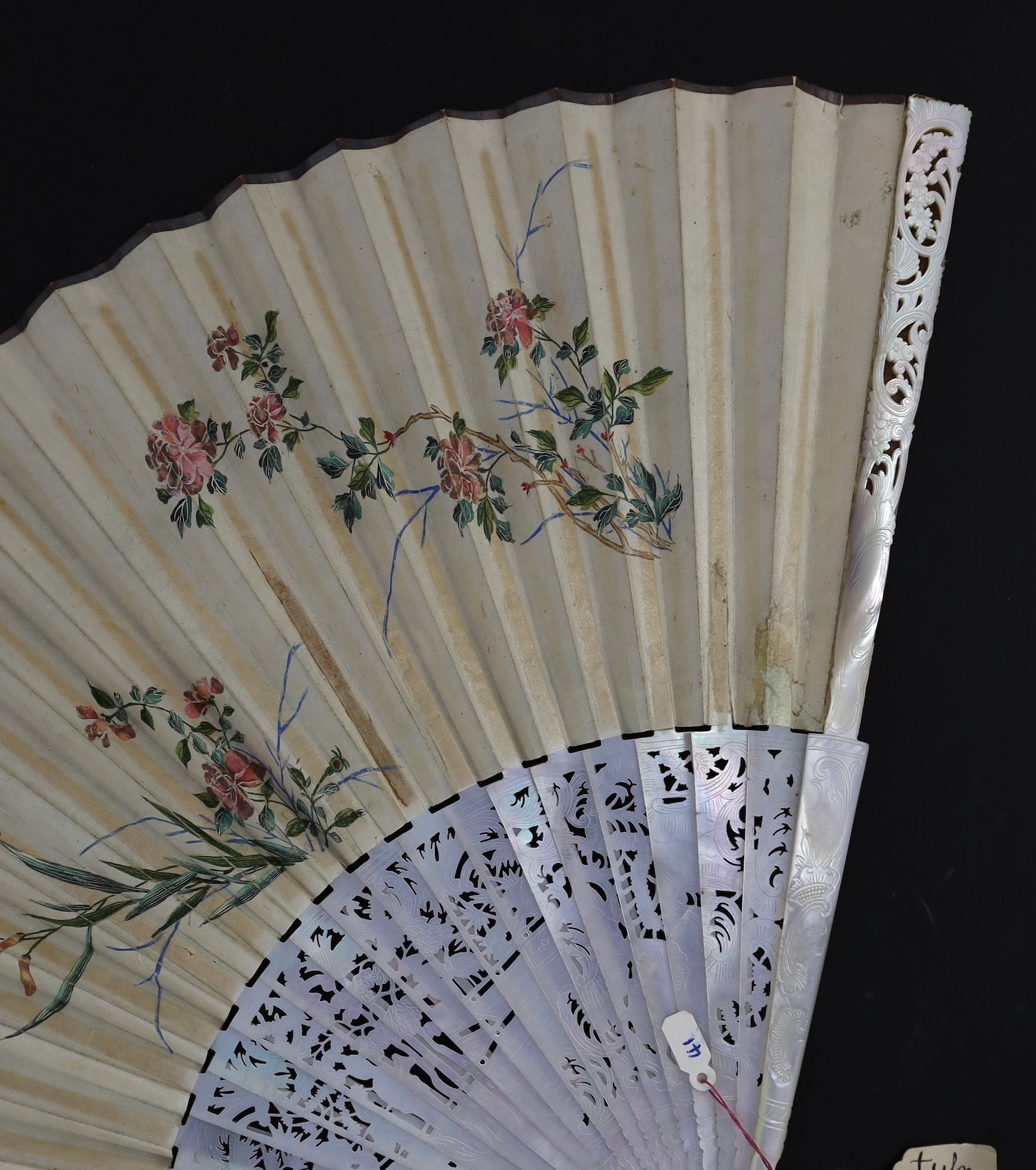 A Chinese painted leaf fan with mother-of-pearl sticks, 19th century, the leaf painted with ladies - Image 10 of 10