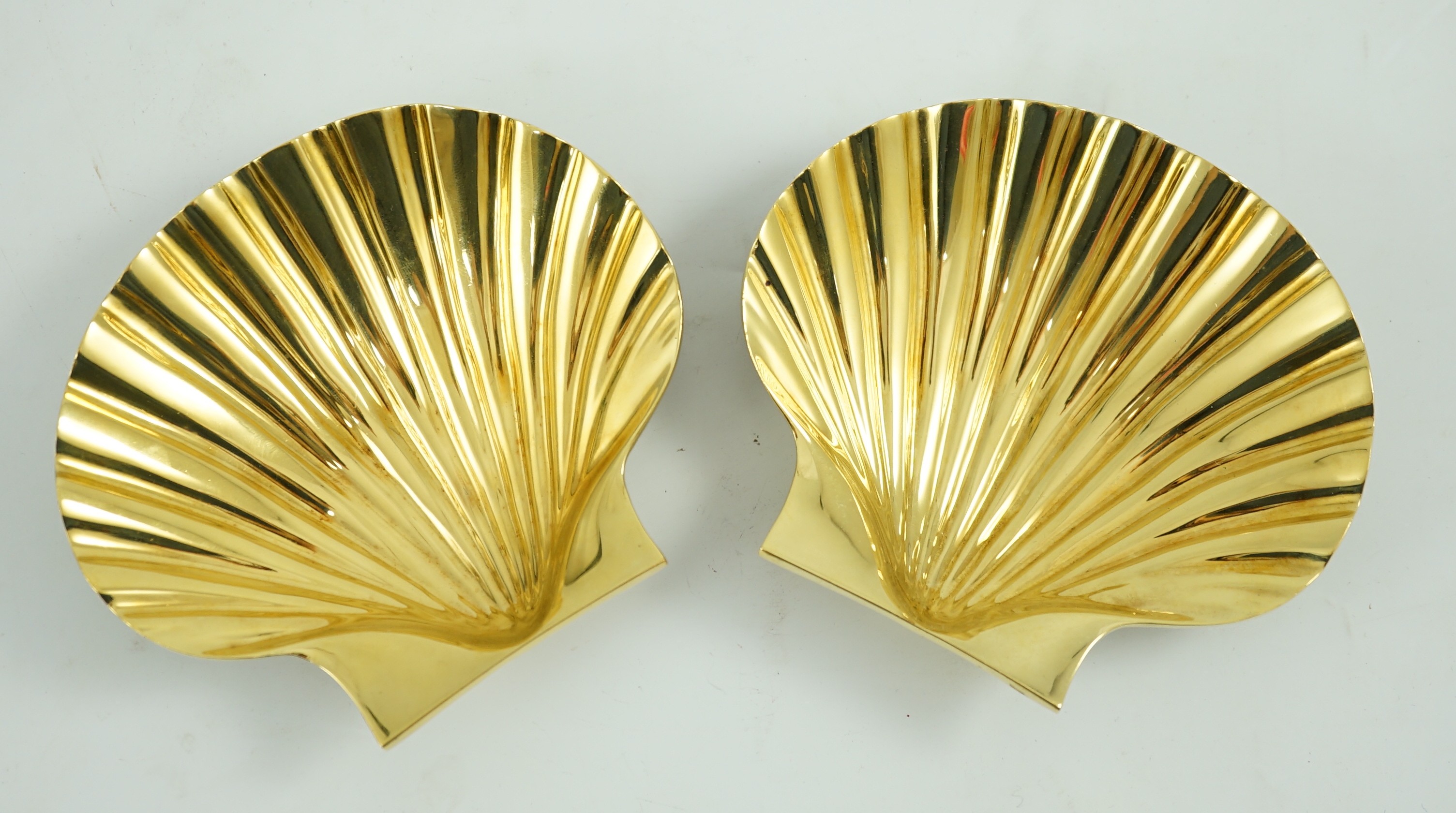 A cased pair of Elizabeth II silver gilt scallop shell butter dishes by Collingwood & Co, on shell - Image 4 of 7