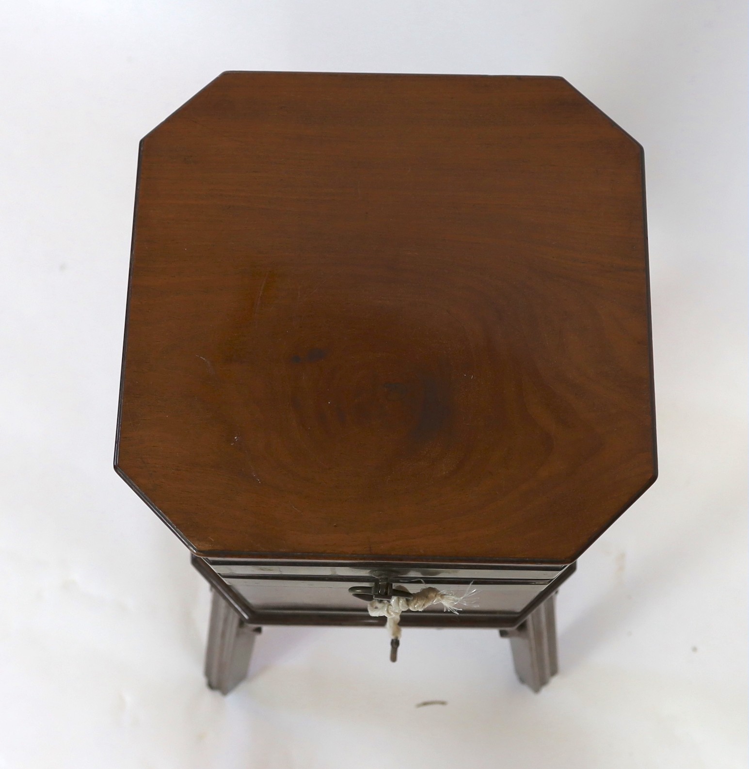 A George III brass bound mahogany cellaret, of octagonal form, with loop handles and lead lined five - Image 4 of 4