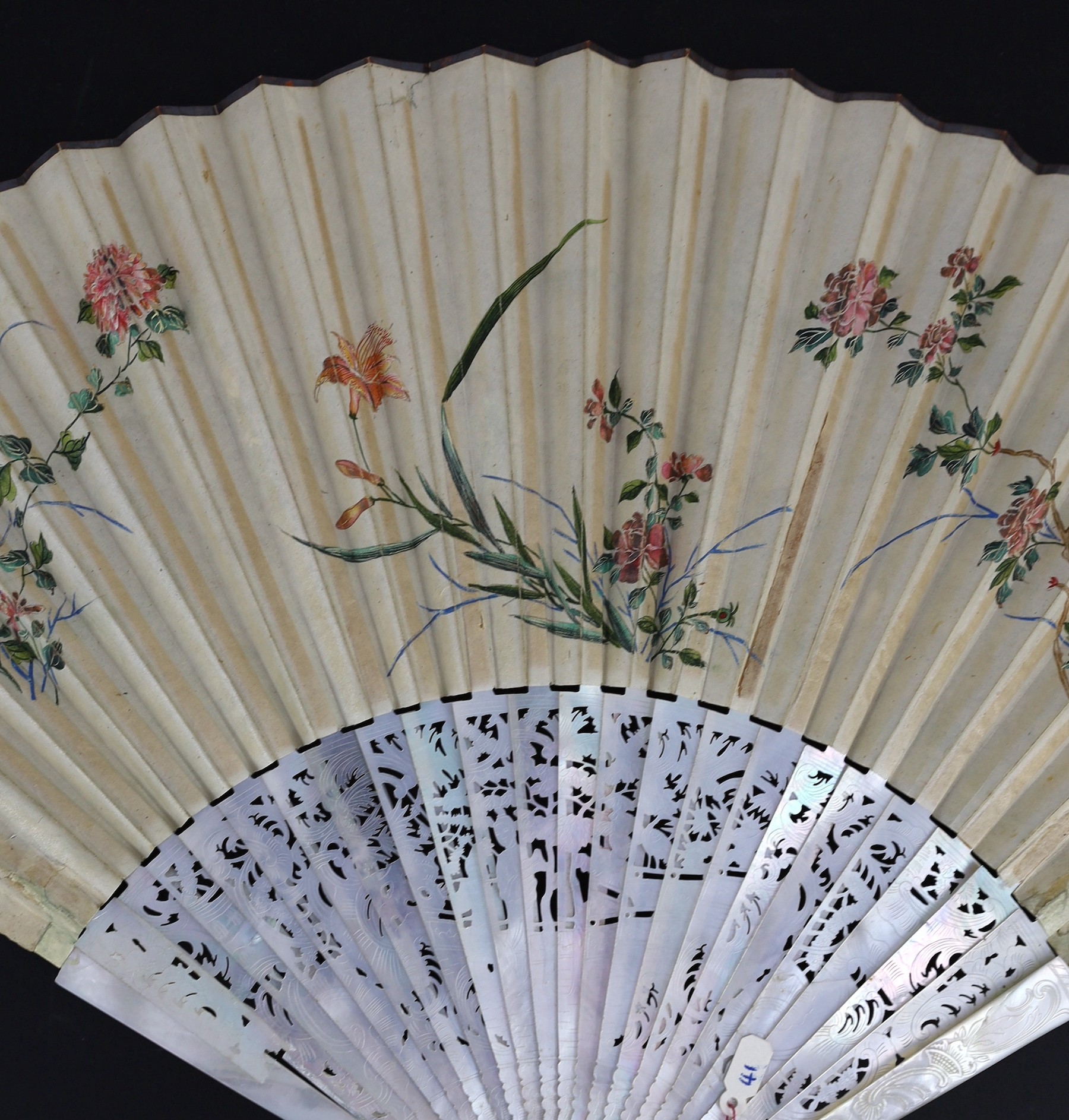 A Chinese painted leaf fan with mother-of-pearl sticks, 19th century, the leaf painted with ladies - Image 9 of 10