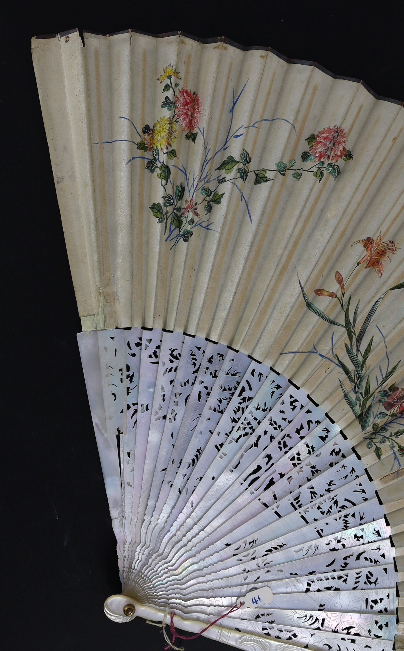 A Chinese painted leaf fan with mother-of-pearl sticks, 19th century, the leaf painted with ladies - Image 8 of 10