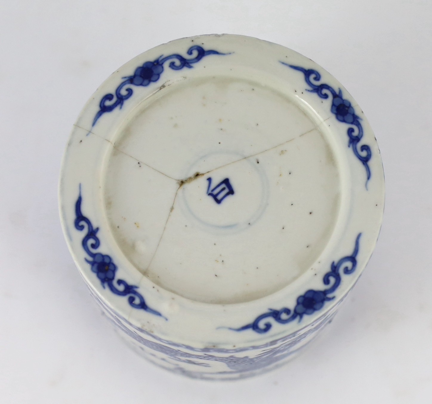 An unusual Chinese blue and white 'dragon' box and cover, 19th century, with weighted base, - Image 5 of 8