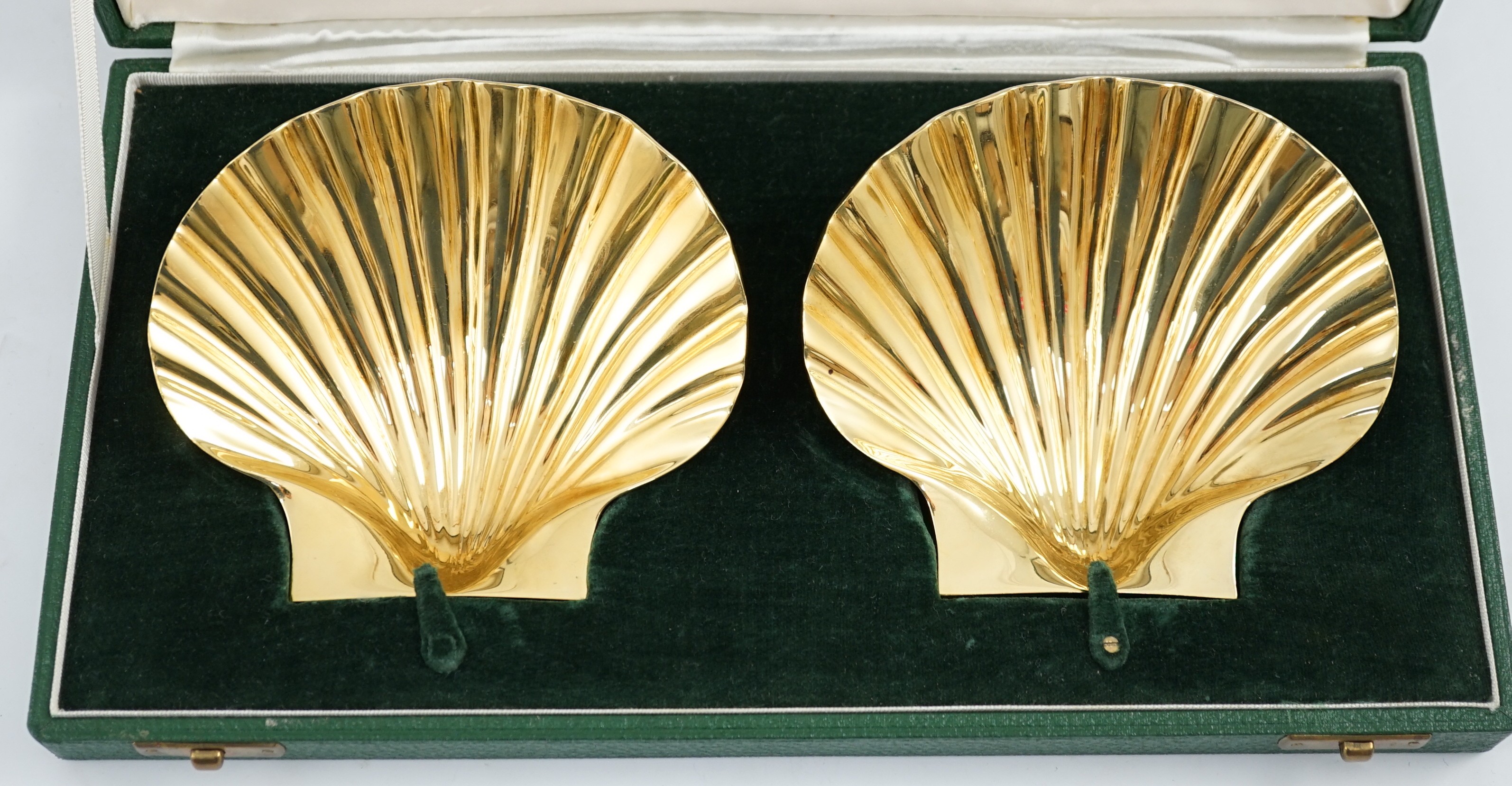 A cased pair of Elizabeth II silver gilt scallop shell butter dishes by Collingwood & Co, on shell - Image 2 of 7