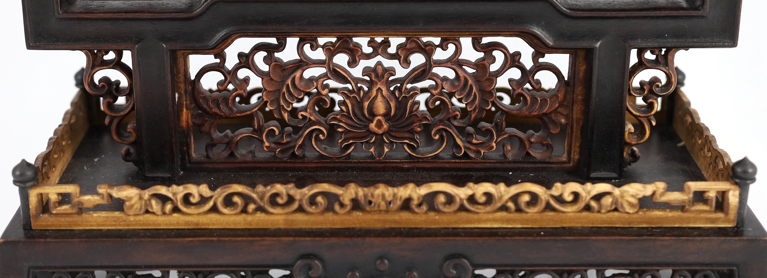 A Chinese cloisonné enamel, hardstone and mother-of-pearl mounted table screen, with pierced and - Image 6 of 7