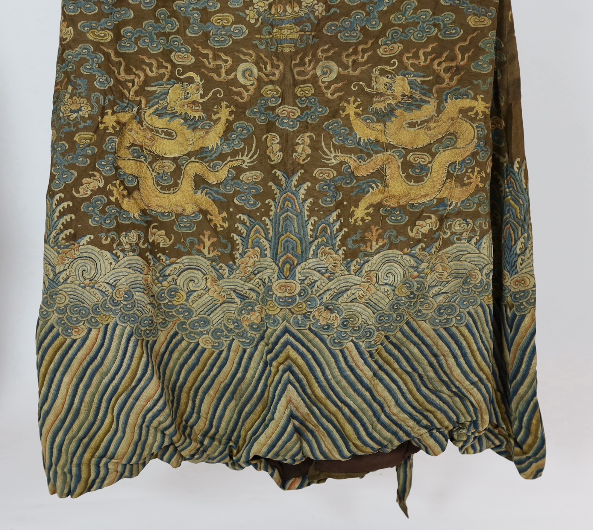 A Chinese embroidered silk and kesi gauze ’dragon’ summer robe, late Qing dynasty, - Image 6 of 6