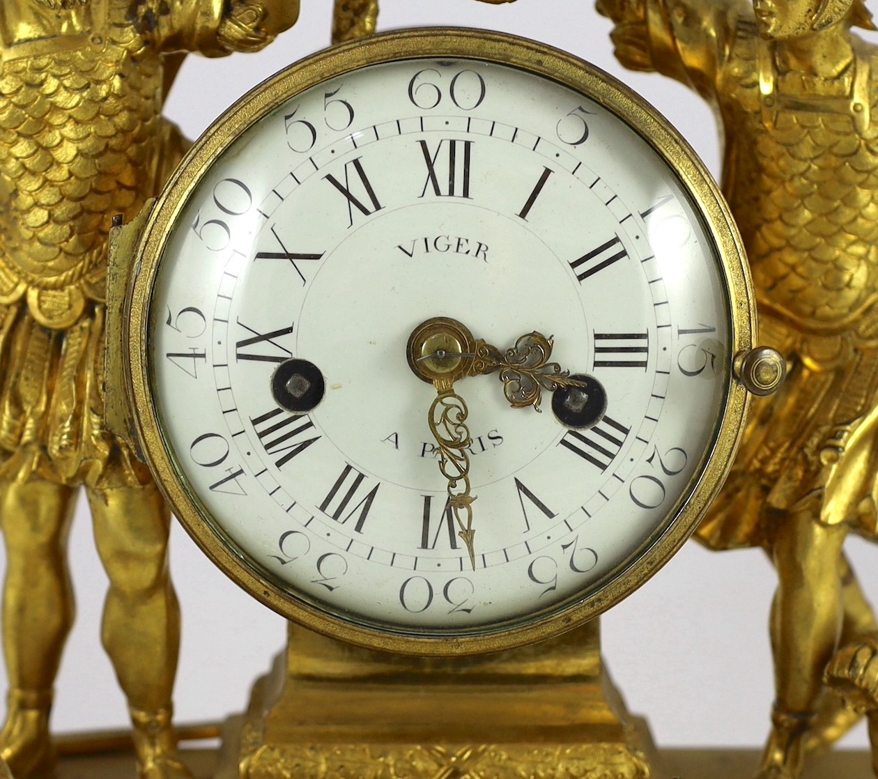 Viger à Paris. An early 19th century French ormolu mantel clock, surmounted with figures of a King - Image 3 of 6