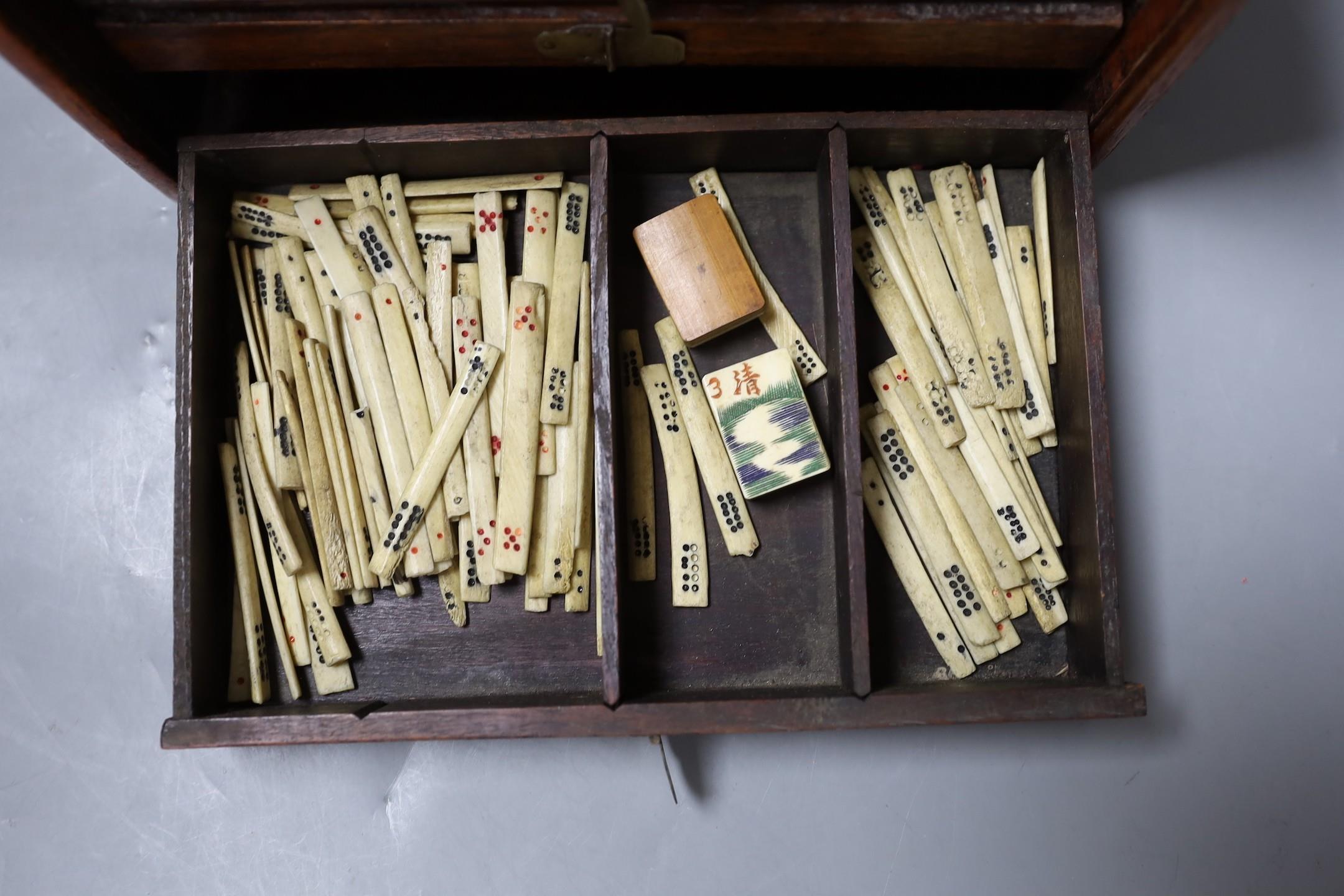 An early 20th century Chinese hardwood cased bone and bamboo mahjong set - Image 6 of 7