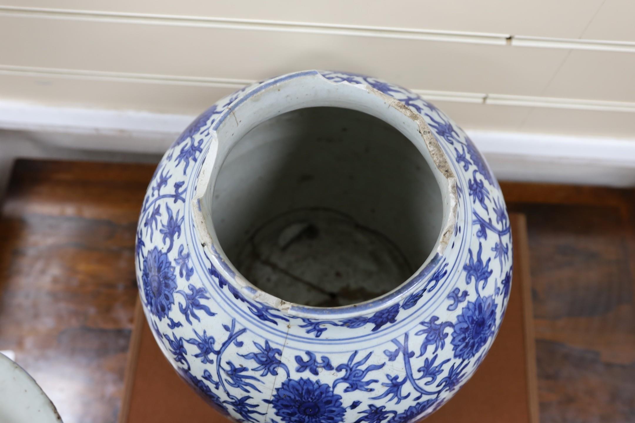 A large Chinese blue and white jar and cover, 43cm tall - Image 4 of 4