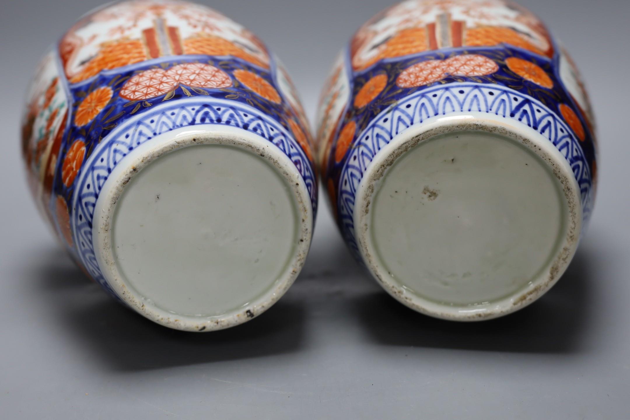 A pair of Japanese Imari vases, Meiji period. 30cm tall - Image 4 of 4