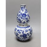 A Chinese blue and white double gourd vase. 25cm tall