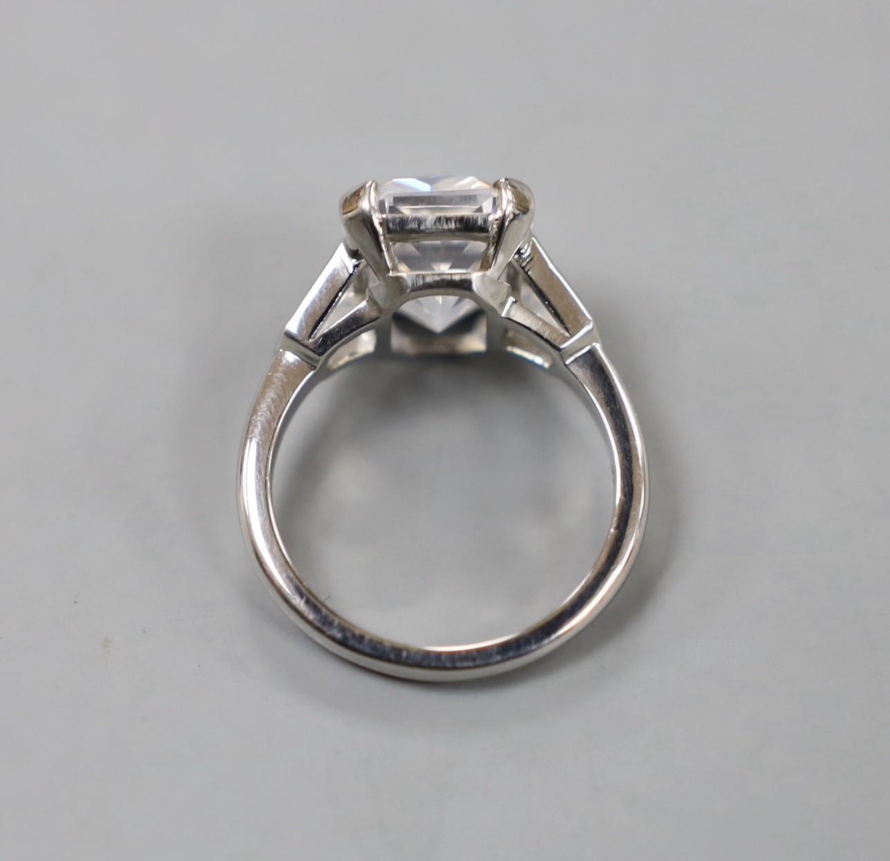 A white metal (stamped Plat) and fancy cut singe stone cubic zirconia set dress ring, with cubic - Image 3 of 3