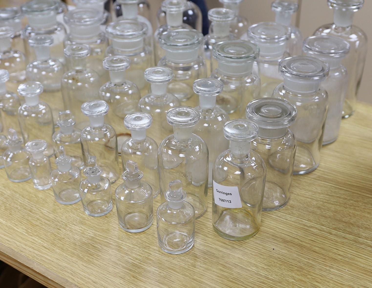 A large collection of clear glass chemist's bottles - Image 3 of 4