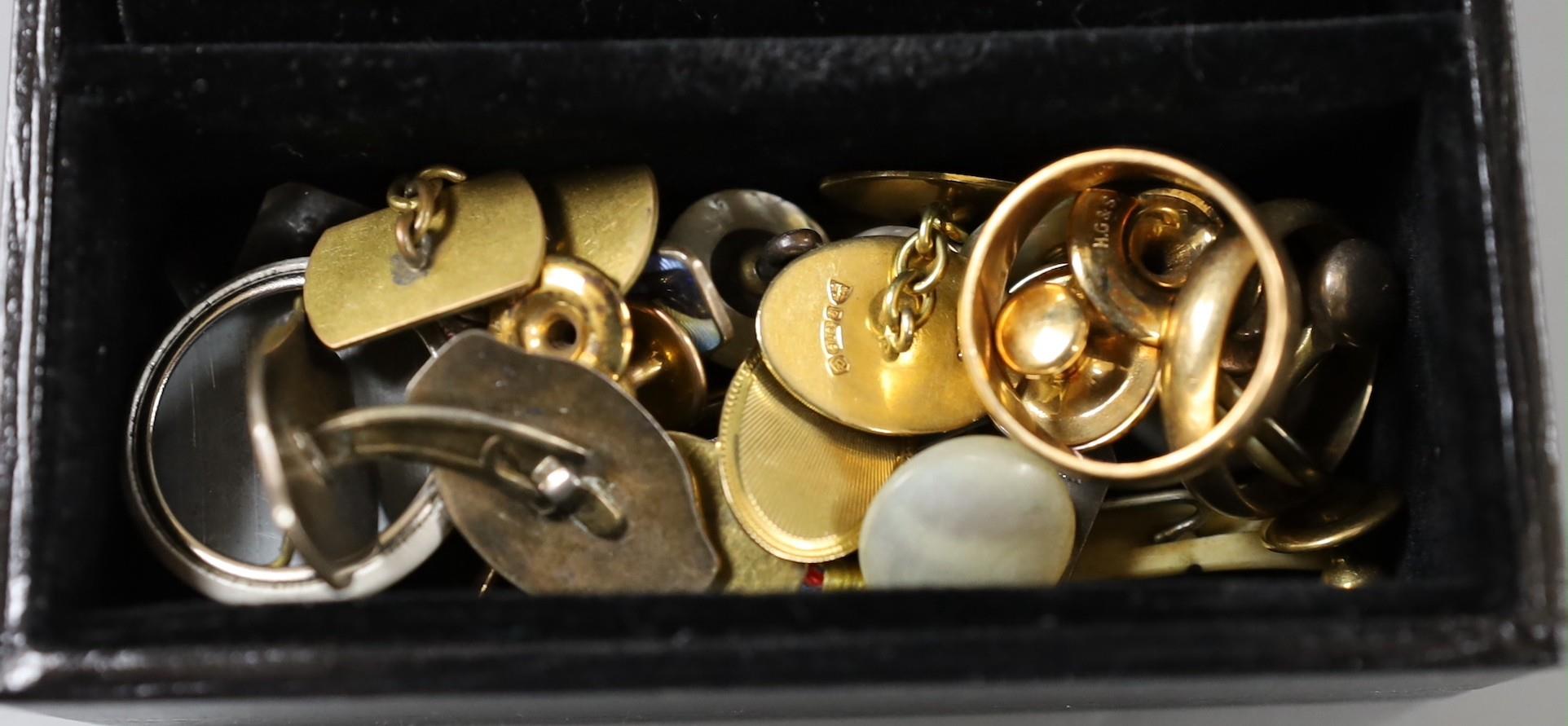 Two 9ct gold gold wedding bands, a pair of 9ct gold cufflinks, five assorted 9ct gold studs, 21.8 - Image 3 of 3