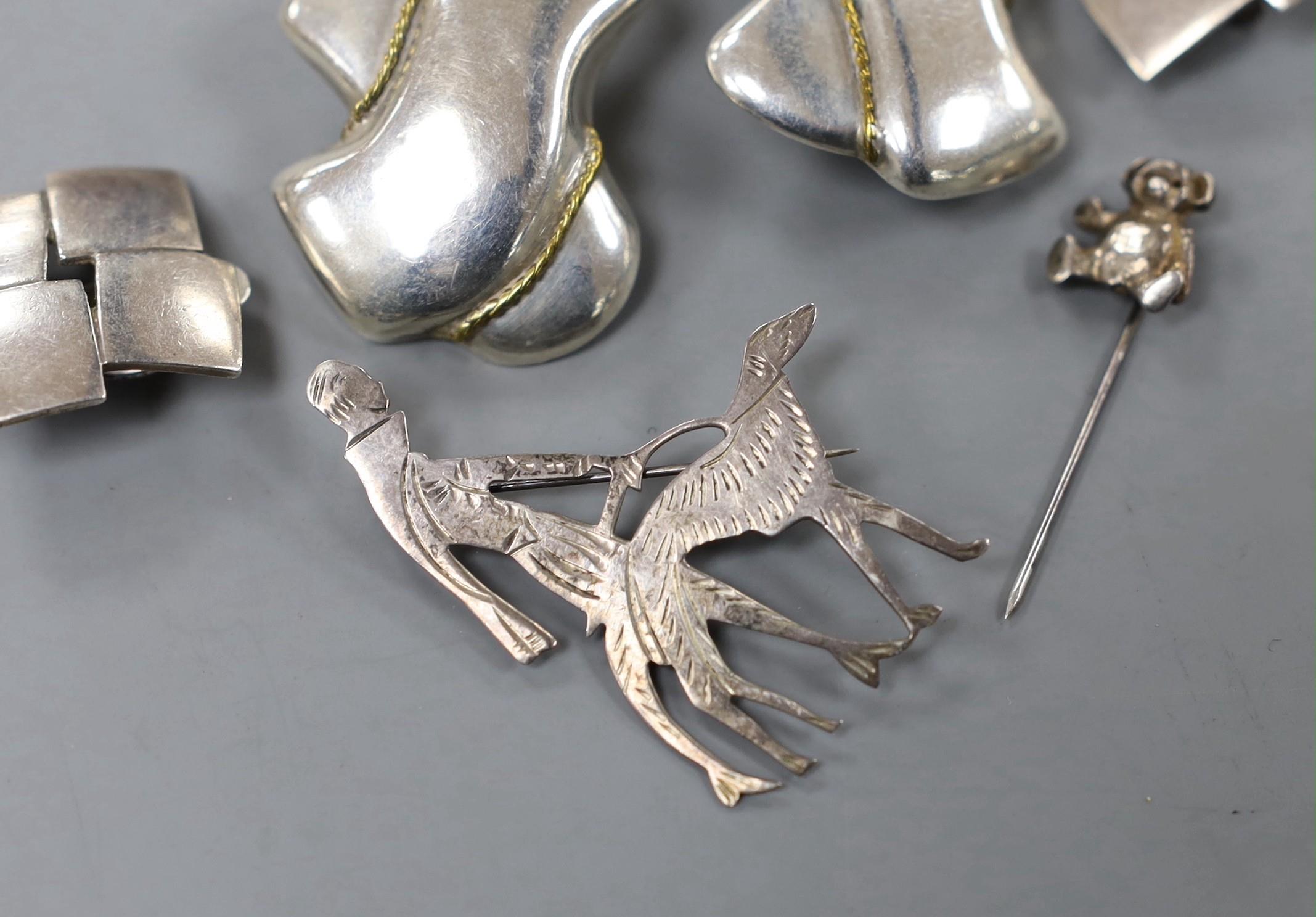 Sterling jewellery to include two pairs of earrings, a brooch and a tiepin. - Image 2 of 4