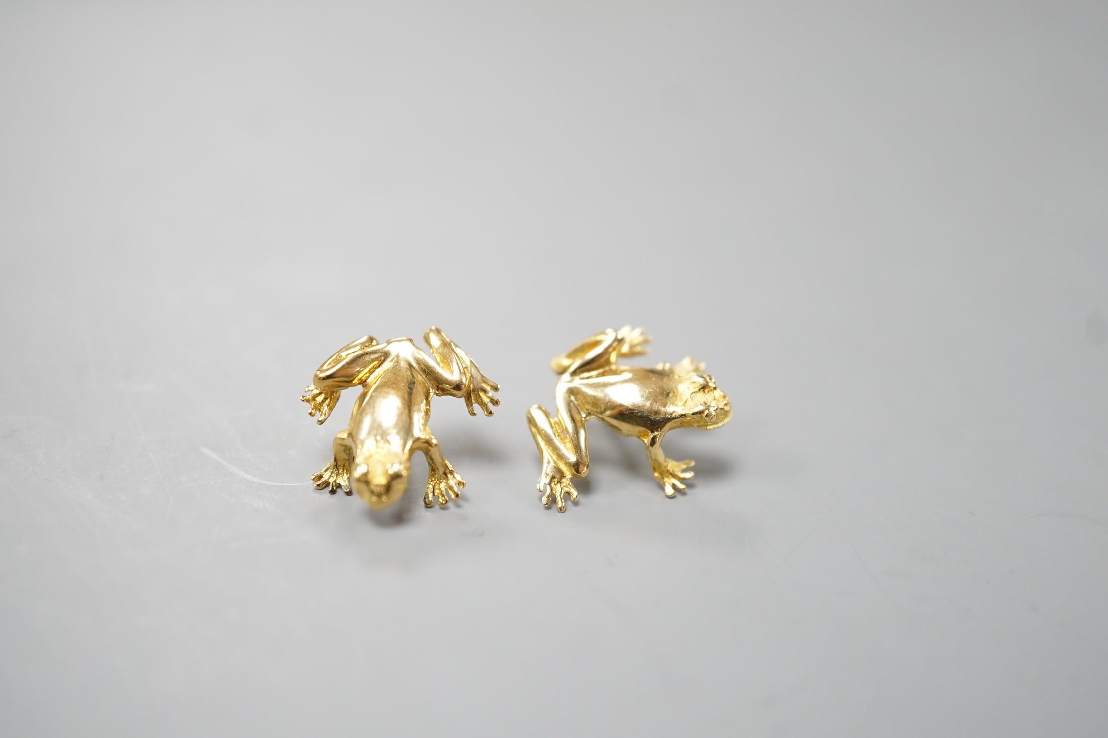 A pair of 750 yellow metal frog earrings, 15mm, 4.9 grams. - Image 2 of 4