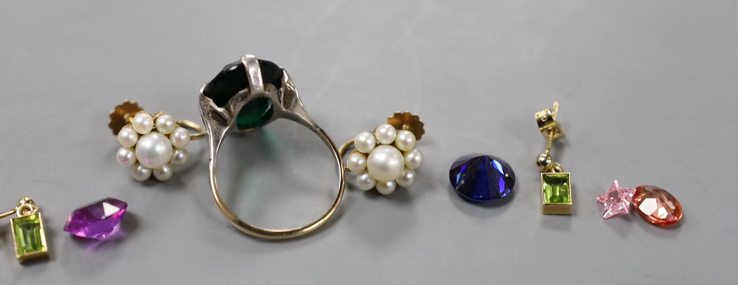 A pair of 9ct and cultured pearl cluster set ear clips, a pair of 9ct and gem set drop earrings, a - Image 5 of 5