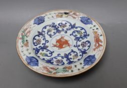 An 18th century Chinese export green Imari palette "fish" plate with hardwood stand, 22cm diameter