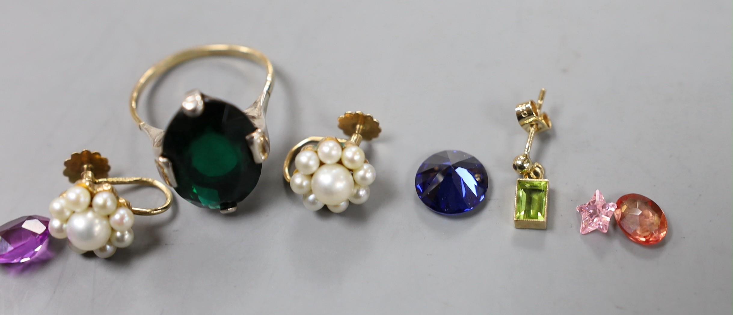 A pair of 9ct and cultured pearl cluster set ear clips, a pair of 9ct and gem set drop earrings, a - Image 3 of 5