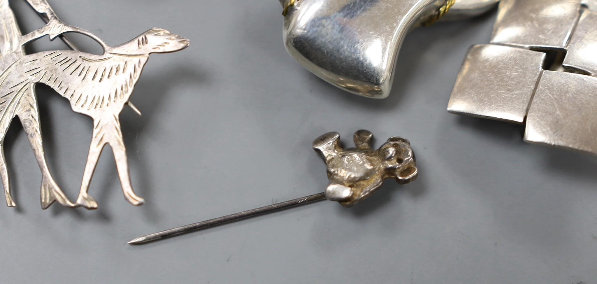 Sterling jewellery to include two pairs of earrings, a brooch and a tiepin. - Image 3 of 4