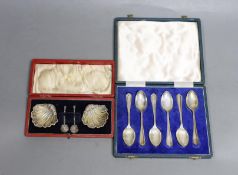 A cased pair of Edwardian silver shell salts and matching spoons, Birmingham, 1903, 51mm and a cased