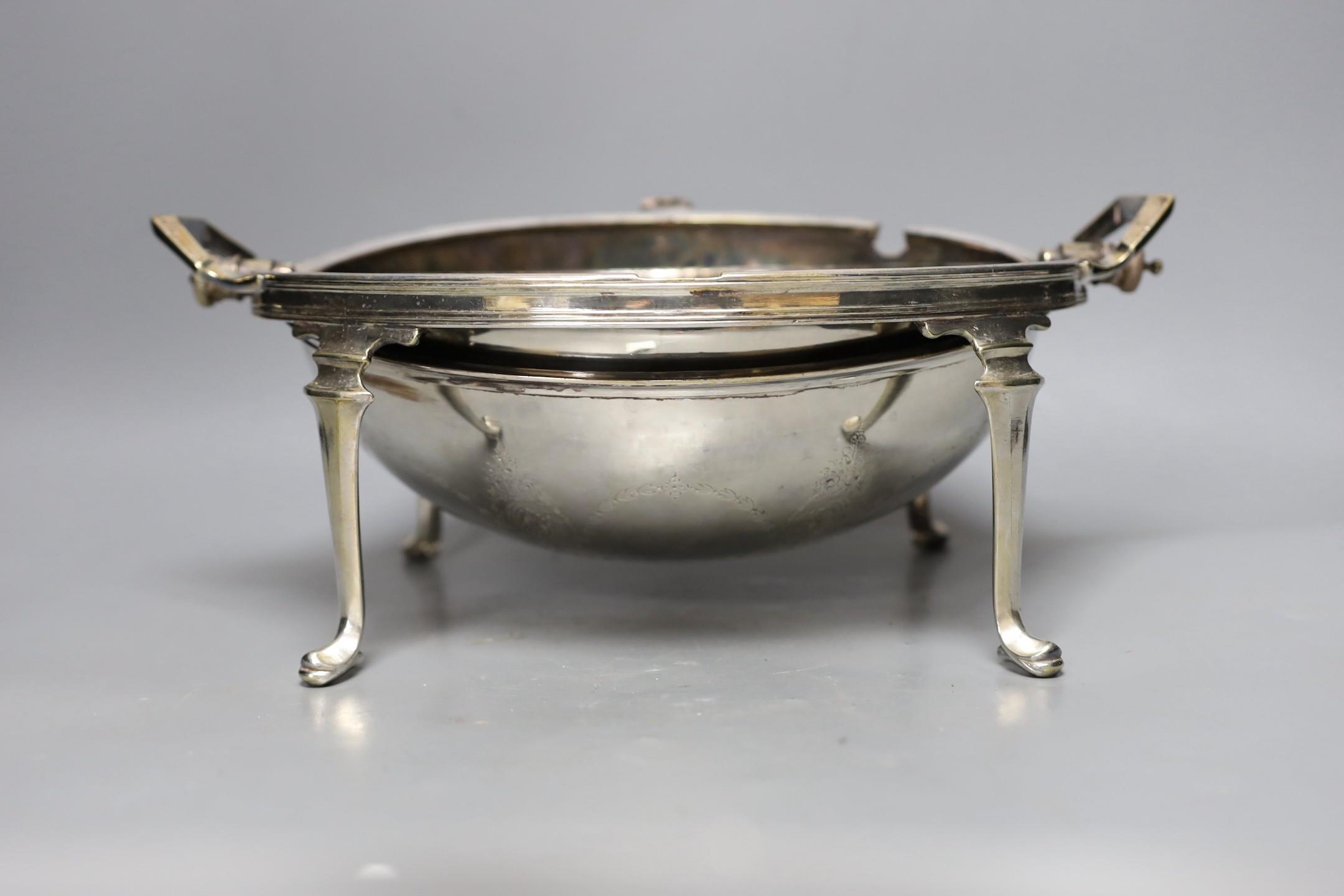 An Edwardian silver plated revolving breakfast tureen. 35cm wide - Image 2 of 4