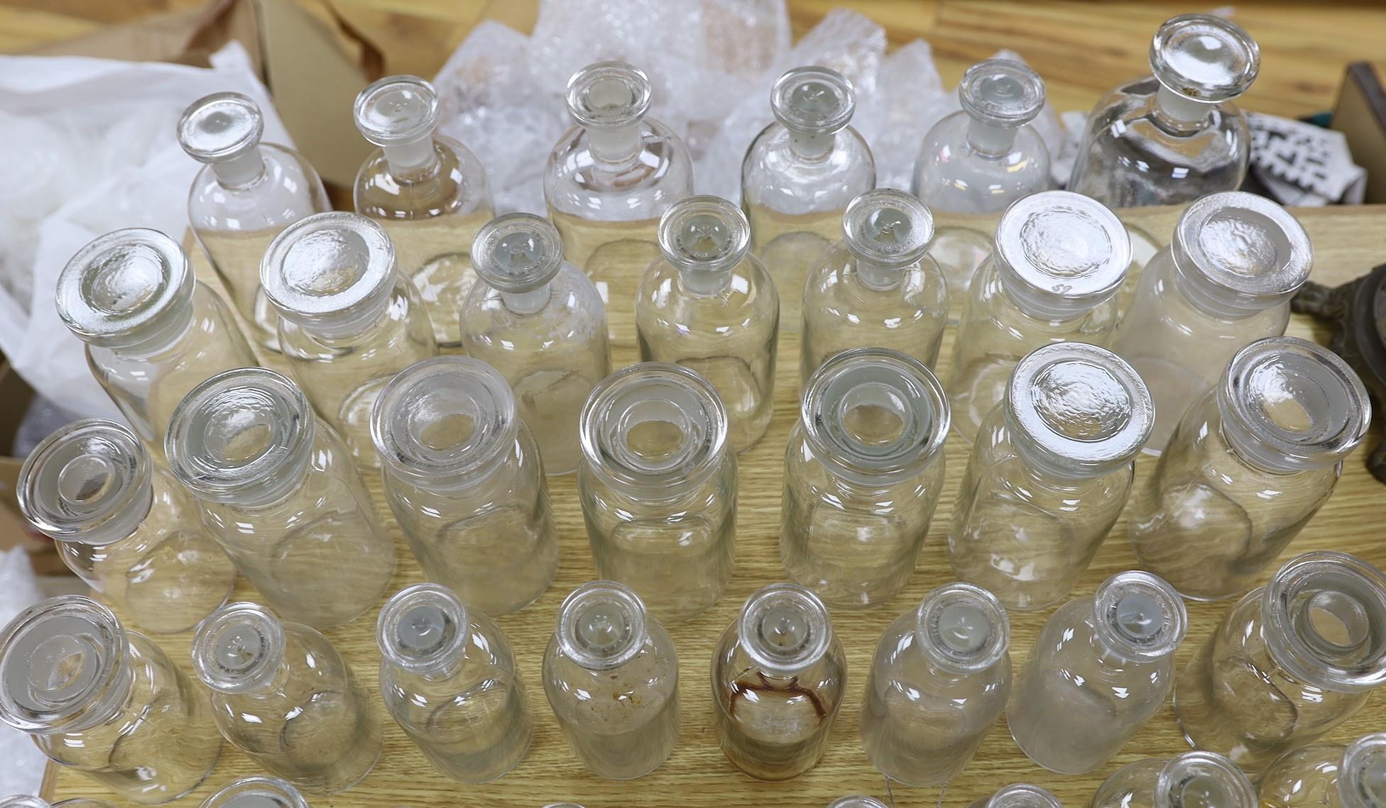 A large collection of clear glass chemist's bottles - Image 4 of 4