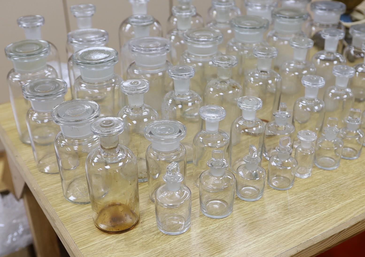 A large collection of clear glass chemist's bottles - Image 2 of 4