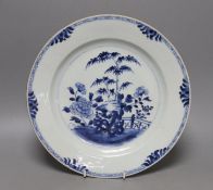 An 18th century Chinese Qianlong blue and white dish, 28cm