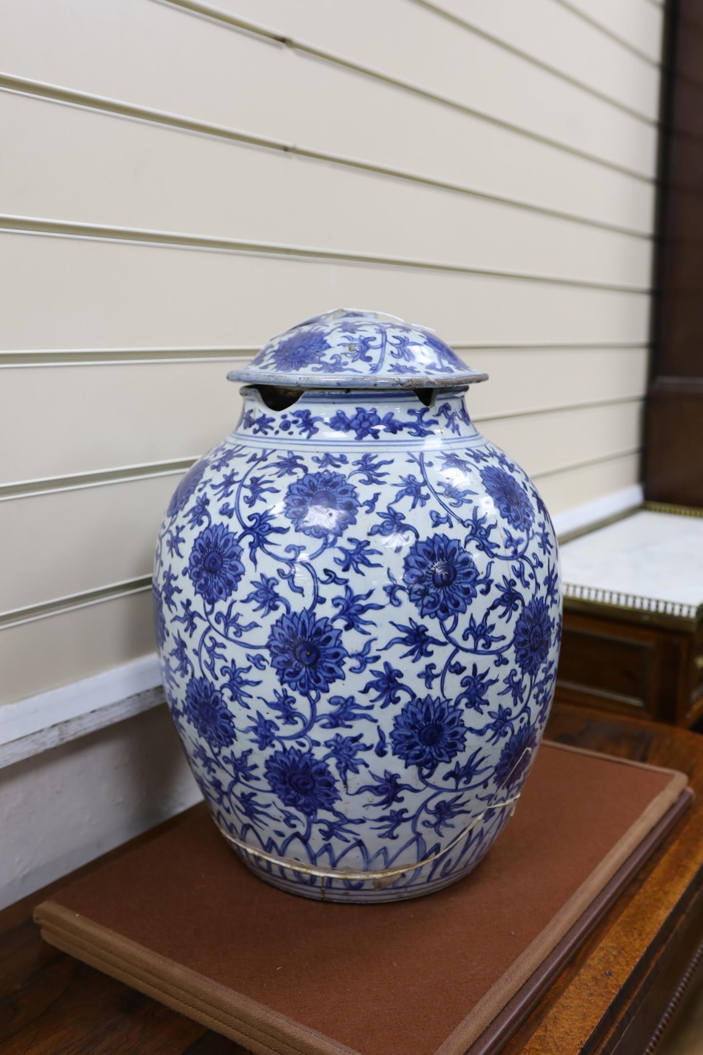 A large Chinese blue and white jar and cover, 43cm tall - Image 2 of 4