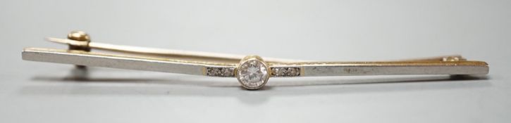 An Edwardian 15ct and single stone diamond set bar brooch, with diamond chip setting, 57mm, gross