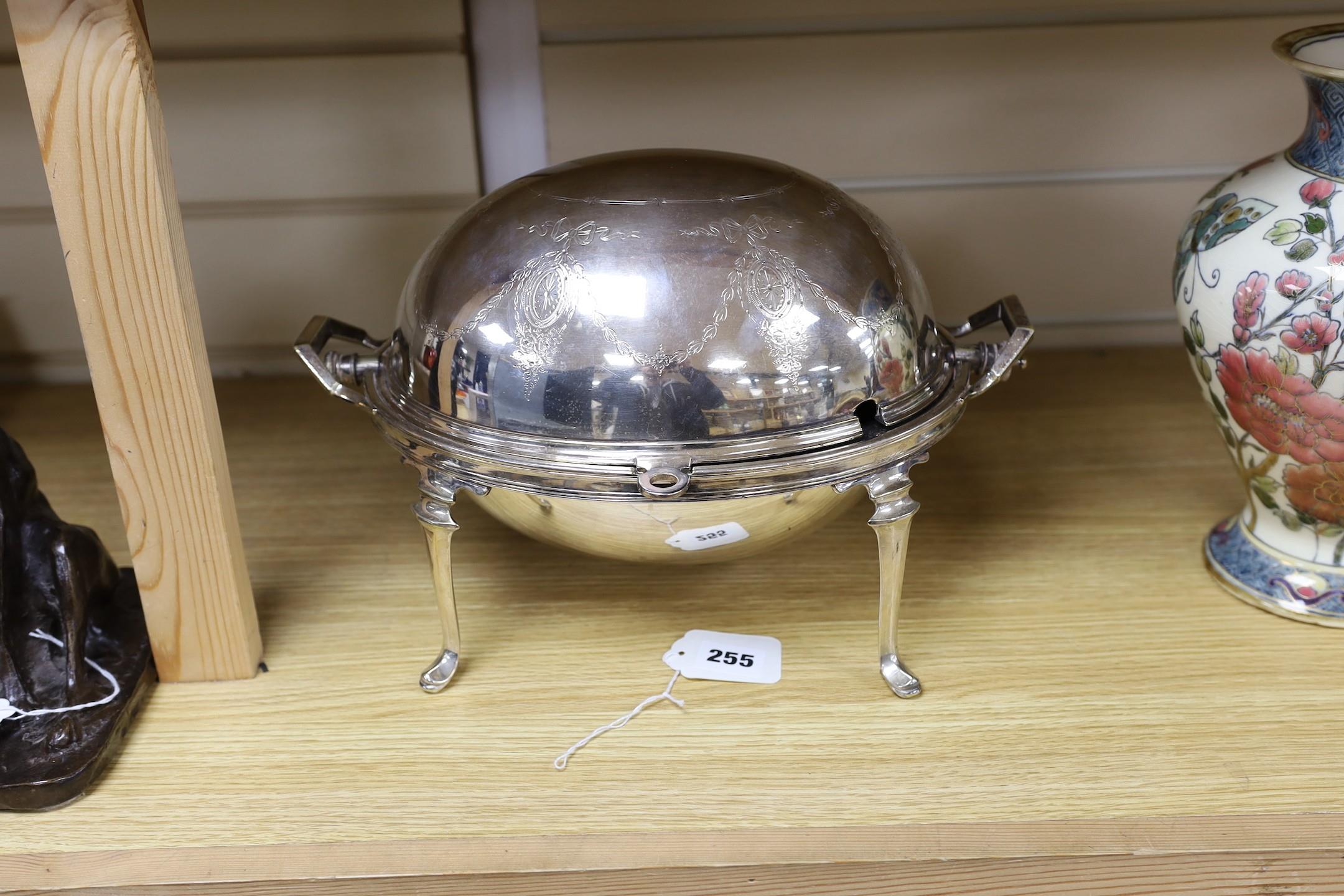 An Edwardian silver plated revolving breakfast tureen. 35cm wide - Image 4 of 4