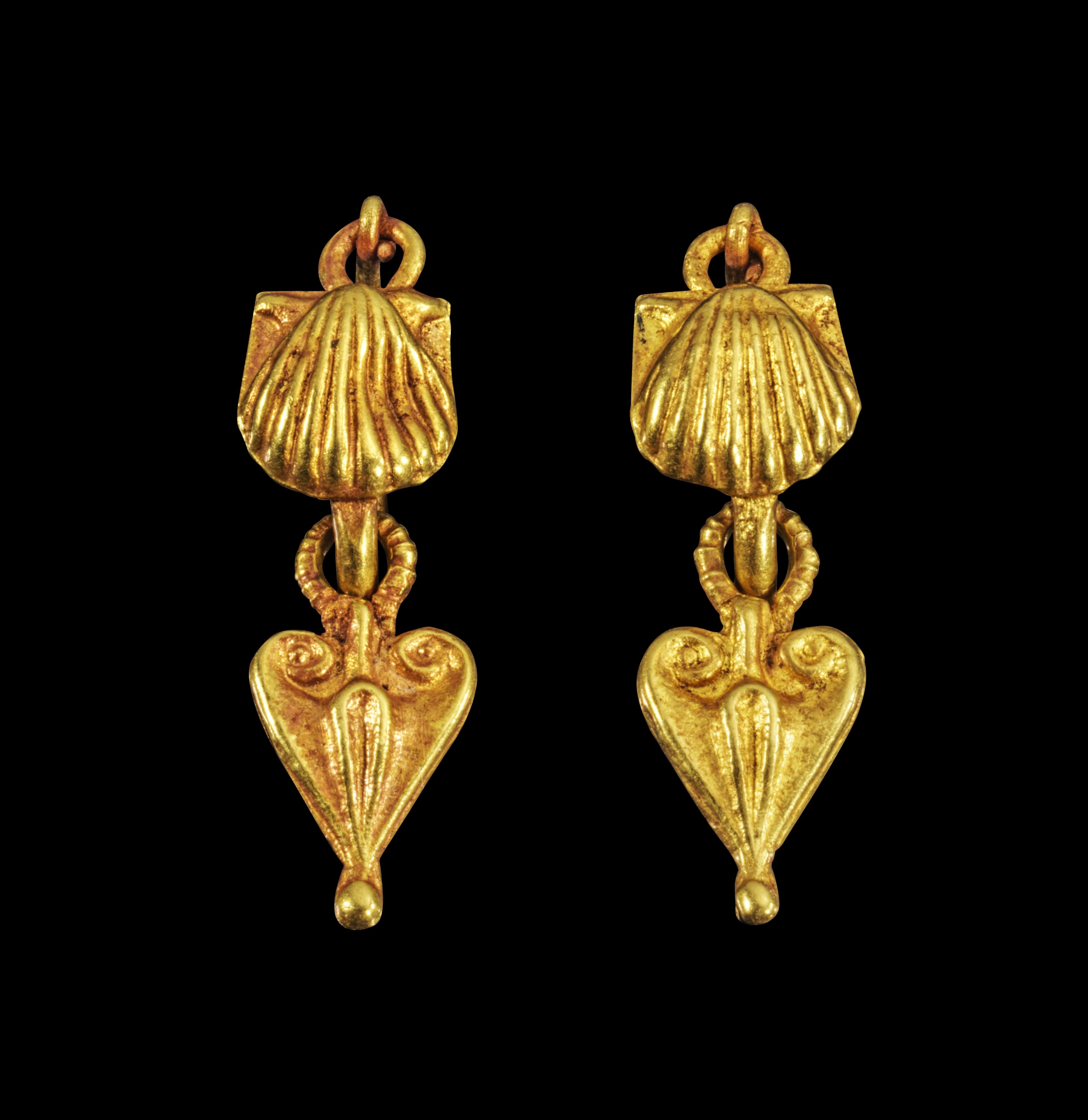 A pair of roman earrings with shells and ivy leaf-pendants. 