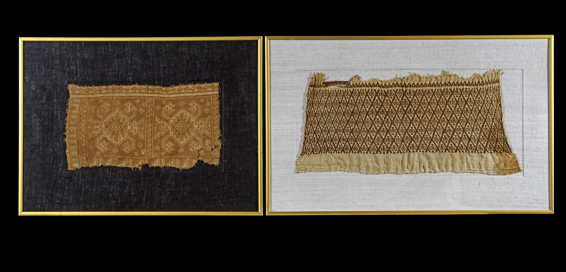 Zwei Textilfragmente.
