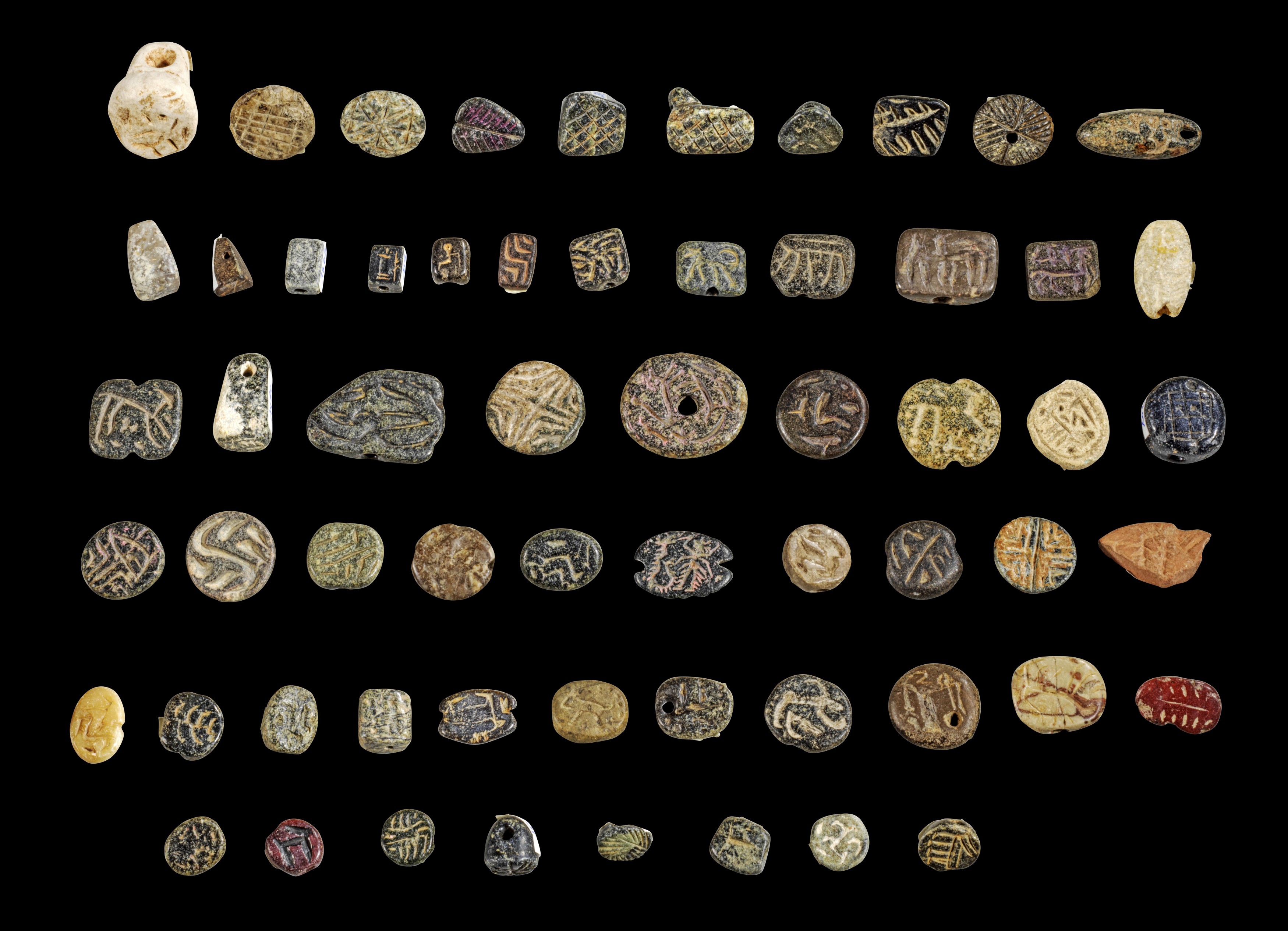 Collection of small stamp seals made of black and grey stones. 