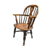 AN OAK AND ELM CHILD'S WINDSOR CHAIR with crinoline stretcher, H 66cm