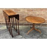 A MAHOGANY 'SPIDER LEG' GATELEG OCCASIONAL TABLE 57cm wide with both leaves open (27cm with leaves