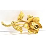 A 9CT GOLD ROSE BROOCH The brooch finely carved with textured leaves and twisted stem detail, fitted