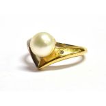 A MARKED 18KT 750 DIAMOND SET SOLITARE Pearl wishbone ring the cultured pearl measuring 0.9cm in