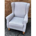 A CONTEMPORARY UPHOLSTERED ARMCHAIR Condition Report : good condition, no damage Condition reports
