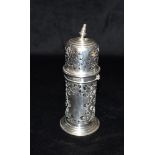 AN EDWARDIAN SILVER SIFTER Of pierced pattern with glass liner, hallmarked for London 1906, height