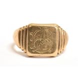 A 9CT GOLD SIGNET RING the ring with engraved initial, bezel and ribbed shoulders, the shank