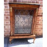 AN OAK DISPLAY CABINET having a single door with gilt inlaid and mould decoration surround and