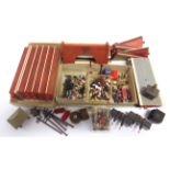 [OO GAUGE]. ASSORTED LINESIDE ACCESSORIES comprising figures; animals; Hornby Skaledale platform